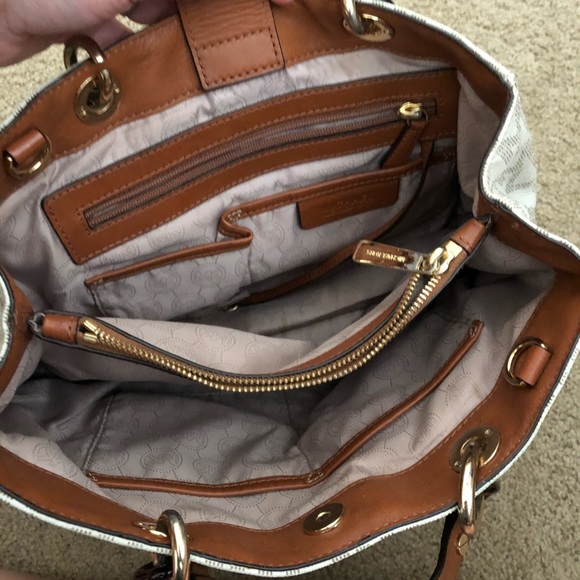 Michael Kors authentic purse - Picture 3 of 3